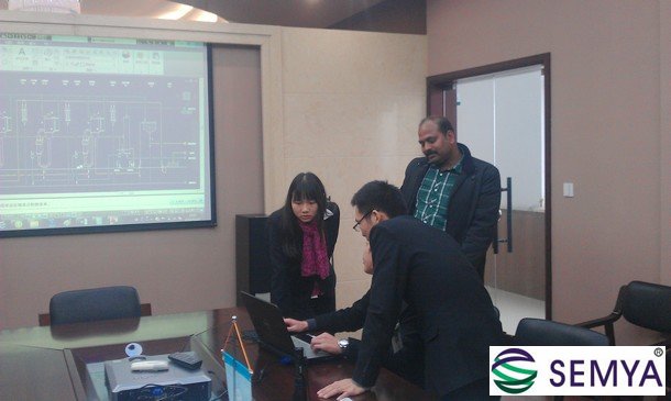 工程師和印度客戶交流設備工藝流程